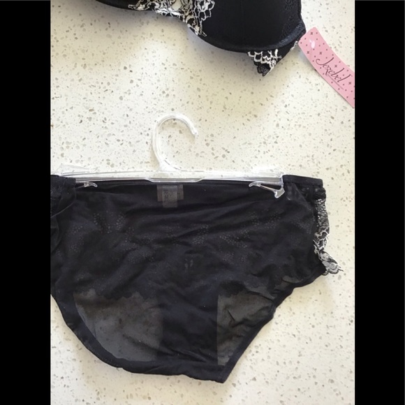 JEZEBEL black lace plunge push up bra with oomph pad & hipster panty. - Picture 9 of 11
